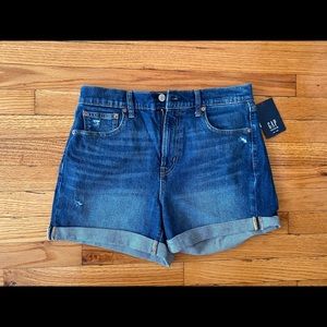 Size 29 denim GAP shorts. Never worn. Good condition.